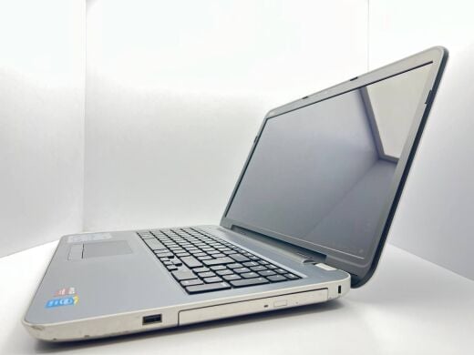Мобільна робоча станція Б-класс Dell Inspiron 5737 / 17.3" (1600x900) TN / Intel Core i5-4200U (2 (4) ядра по 1.6 - 2.6 GHz) / 8 GB DDR3 / 240 GB SSD / AMD Radeon R9 M200X, 2 GB GDDR5, 128-bit