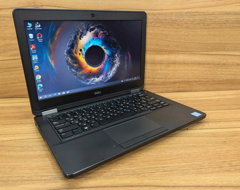 Нетбук Dell Latitude E5270 / 12.5" (1366x768) TN / Intel Core i5-6200U (2 (4) ядра по 2.3 - 2.8 GHz) / 8 GB DDR4 / 240 GB SSD / Intel HD Graphics 520 / WebCam / Windows 10