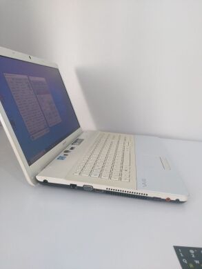 Ноутбук Б-класс Sony Vaio VPC-EJ3D1E / 17.3" (1600x900) TN / Intel Core i5-2450M (2 (4) ядра по 2.5 - 3.1 GHz) / 8 GB DDR3 / 250 GB SSD / nVidia GeForce 410M, 1 GB GDDR3, 64-bit / WebCam / VGA / АКБ NEW + Беспроводная мышка