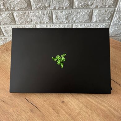 Ігровий ноутбук Razer Blade 15 RZ09-0409 / 15.6" (1920x1080) IPS / Intel Core i7-11800H (8 (16) ядер по 2.3 - 4.6 GHz) / 32 GB DDR4 / 1000 GB SSD NVMe / nVidia GeForce RTX 3080, 8 GB GDDR6, 256-bit / WebCam