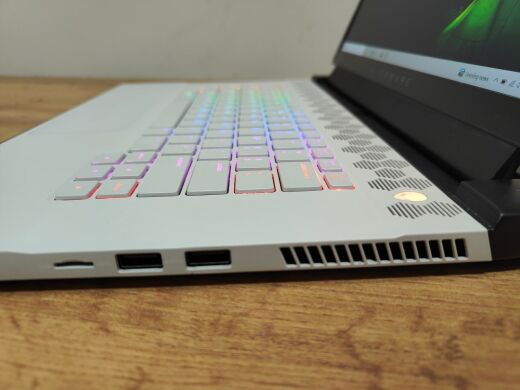 Игровой ноутбук Dell Alienware M15 R4 / 15.6" (1920x1080) WVA / Intel Core i7-10870H (8 (16) ядер по 2.2 - 5.0 GHz) / 32 GB DDR4 / 512 GB SSD / nVidia GeForce RTX 3070, 8 GB GDDR6, 256-bit / WebCam / Windows 10 Home