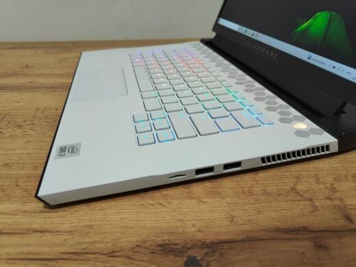 Игровой ноутбук Dell Alienware M15 R4 / 15.6" (1920x1080) WVA / Intel Core i7-10870H (8 (16) ядер по 2.2 - 5.0 GHz) / 32 GB DDR4 / 512 GB SSD / nVidia GeForce RTX 3070, 8 GB GDDR6, 256-bit / WebCam / Windows 10 Home