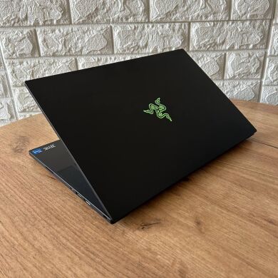 Ігровий ноутбук Razer Blade 15 RZ09-0409 / 15.6" (1920x1080) IPS / Intel Core i7-11800H (8 (16) ядер по 2.3 - 4.6 GHz) / 32 GB DDR4 / 1000 GB SSD NVMe / nVidia GeForce RTX 3080, 8 GB GDDR6, 256-bit / WebCam
