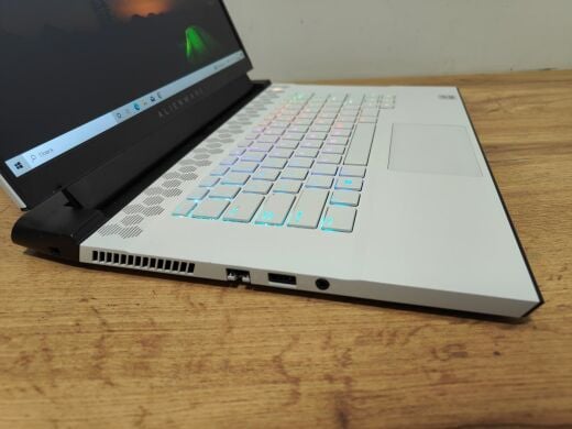 Игровой ноутбук Dell Alienware M15 R4 / 15.6" (1920x1080) WVA / Intel Core i7-10870H (8 (16) ядер по 2.2 - 5.0 GHz) / 32 GB DDR4 / 512 GB SSD / nVidia GeForce RTX 3070, 8 GB GDDR6, 256-bit / WebCam / Windows 10 Home