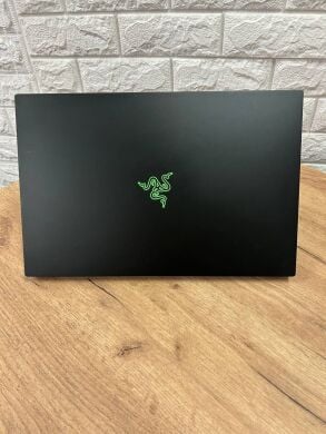 Ігровий ноутбук Razer Blade 17 RZ09-0368 / 17.3" (1920x1080) IPS / Intel Core i7-10875H (8 (16) ядер по 2.3 - 5.1 GHz) / 16 GB DDR4 / 512 GB SSD / nVidia GeForce RTX 2070 Max-Q, 8 GB GDDR6, 256-bit / WebCam