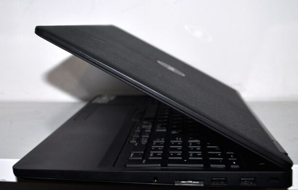 Ноутбук Dell Latitude E5570 / 15.6" (1920x1080) IPS / Intel Core i7-6820HQ (4 (8) ядра по 2.7 - 3.6 GHz) / 16 GB DDR4 / 512 GB SSD NEW / AMD Radeon R7 M360, 2 GB GDDR4, 64-bit / WebCam / HDMI / Windows 10 Pro