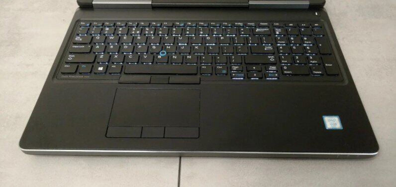 Мобільна робоча станція Dell Precision 7510 / 15.6" (1920х1080) IPS LED / Intel Xeon E3-1505M v5 (4 (8) ядра по 2.8 - 3.7 GHz) / 32 GB DDR4 / 256 GB SSD new+500 GB HDD / nVidia Quadro M1000M, 2 GB GDDR5, 128-bit / WebCam / USB 3.0 / HDMI / MiniDP