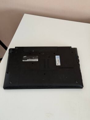 Ноутбук Б-клас Samsung NP-RC730 / 17.3" (1600x900) TN / Intel Core i7-2630QM (4 (8) ядро по 2.0 - 2.9 GHz) / 8 GB DDR3 / 500 GB HDD / nVidia GeForce GT 540M, 1 GB GDDR3, 128-bit / WebCam / DVD-ROM / Windows