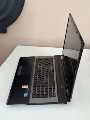 Ноутбук Б-клас Samsung NP-RC730 / 17.3" (1600x900) TN / Intel Core i7-2630QM (4 (8) ядро по 2.0 - 2.9 GHz) / 8 GB DDR3 / 500 GB HDD / nVidia GeForce GT 540M, 1 GB GDDR3, 128-bit / WebCam / DVD-ROM / Windows
