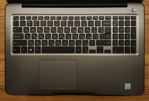 Ноутбук Dell Inspiron 5567 / 15.6" (1366x768) TN / Intel Core i7-7500U (2 (4) ядра по 2.7 - 3.5 GHz) / 8 GB DDR4 / 256 GB SSD / Intel HD Graphics 620 / WebCam / Windows 10