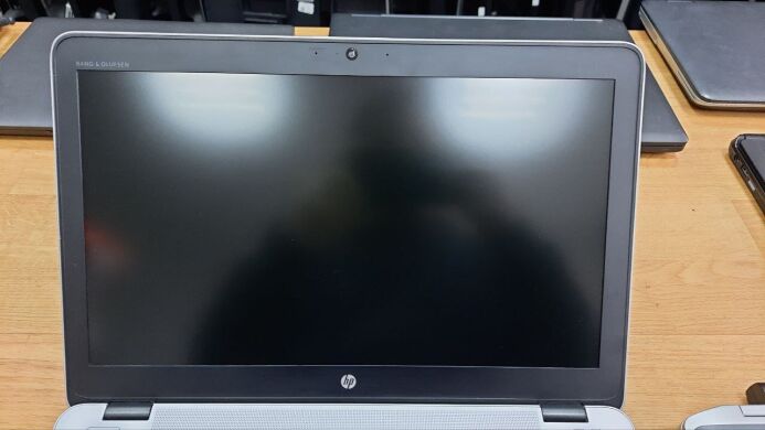 Ноутбук HP EliteBook 850 G3 / 15.6" (1920x1080) TN / Intel Core i5-6300U (2 (4) ядра по 2.4 - 3.0 GHz) / 8 GB DDR4 / 240 GB SSD / Intel HD Graphics 520 / WebCam