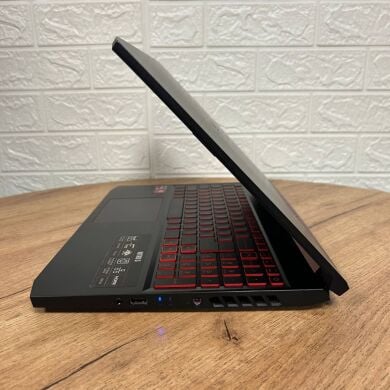Ігровий ноутбук Acer Nitro 5 AN515-43 / 15.6" (1920x1080) IPS / AMD Ryzen 5 3550H (4 (8) ядра по 2.1 - 3.7 GHz) / 8 GB DDR4 / 256 GB SSD / AMD Radeon RX 560X, 4 GB GDDR5, 128-bit / WebCam