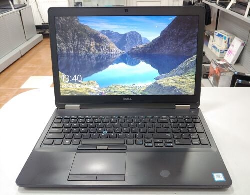 Dell Latitude E5570 / 15.6" (1366x768) TN / Intel Core i3-6100U (2 (4) ядра по 2.3 GHz) / 8 GB DDR4 / 240 GB SSD / WebCam