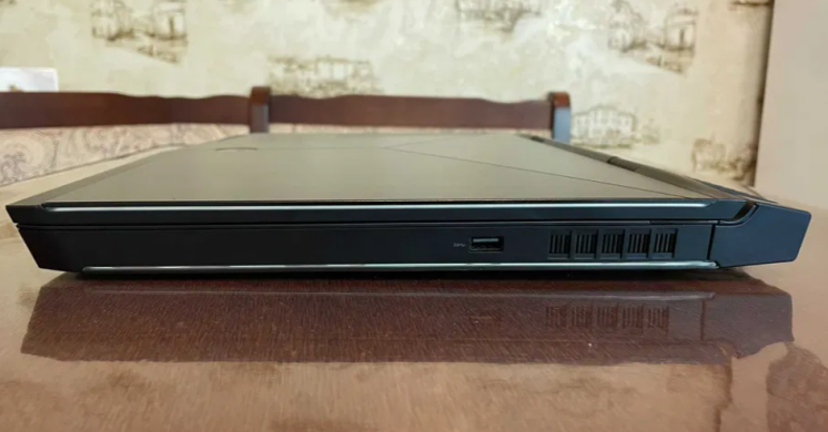 Игровой ноутбук Dell Alienware 17 R5 / 17.3" (1920x1080) IPS / Intel Core i9-8950HK (6 (12) ядер по 2.9 - 4.8 GHz) / 32 GB DDR4 / 256 GB SSD M.2 NVMe PCIe+1000 GB HDD / nVidia GeForce GTX 1080, 8 GB GDDR5X, 256-bit / WebCam