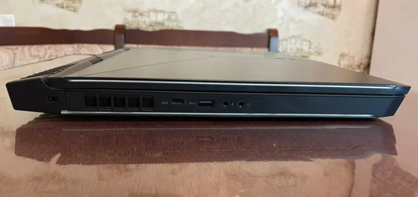 Игровой ноутбук Dell Alienware 17 R5 / 17.3" (1920x1080) IPS / Intel Core i9-8950HK (6 (12) ядер по 2.9 - 4.8 GHz) / 32 GB DDR4 / 256 GB SSD M.2 NVMe PCIe+1000 GB HDD / nVidia GeForce GTX 1080, 8 GB GDDR5X, 256-bit / WebCam