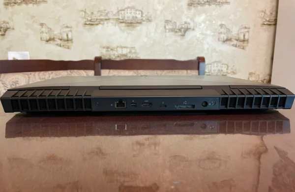 Игровой ноутбук Dell Alienware 17 R5 / 17.3" (1920x1080) IPS / Intel Core i9-8950HK (6 (12) ядер по 2.9 - 4.8 GHz) / 32 GB DDR4 / 256 GB SSD M.2 NVMe PCIe+1000 GB HDD / nVidia GeForce GTX 1080, 8 GB GDDR5X, 256-bit / WebCam