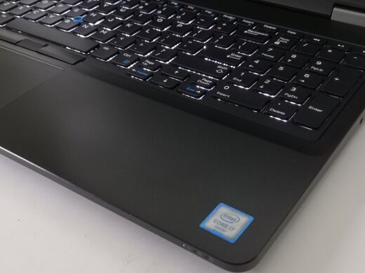 Ноутбук Б-клас Dell Latitude E5570 / 15.6" (1366x768) TN / Intel Core i7-6600U (2 (4) ядра по 2.6 - 3.4 GHz) / 8 GB DDR4 / 256 GB SSD / AMD Radeon R7 M360, 2 GB DDR3, 64-bit / WebCam / HDMI / Windows 10 Pro