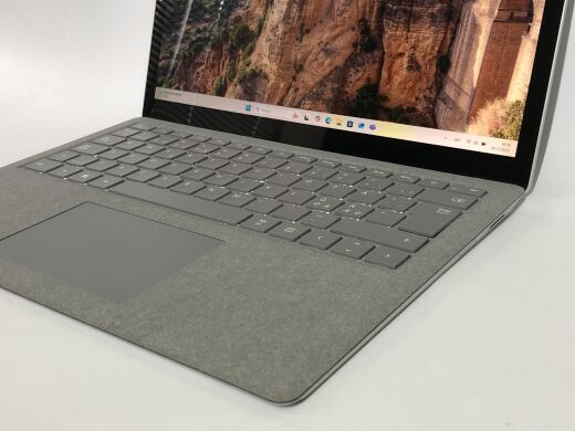 Ультрабук Microsoft Surface Laptop 2 1769 / 13.5" (2256x1504) IPS Touch / Intel Core i5-8350U (4 (8) ядра по 1.7 - 3.6 GHz) / 8 GB DDR4 / 128 GB SSD NVMe / Intel UHD Graphics 620 / WebCam / Win 11 Pro Ультрабук Microsoft Surface Laptop 2 1769 / 13.5" (2256x1504) IPS Touch / Intel Core i5-8350U (4 (8) ядра по 1.7 - 3.6 GHz) / 8 GB DDR4 / 128 GB SSD NVMe / Intel UHD Graphics 620 / WebCam / Win 11 Pro