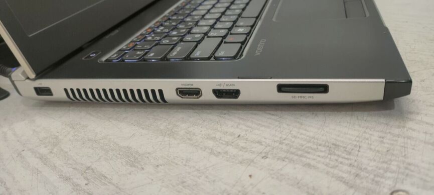 Ноутбук Dell Vostro 3550 / 15.6" (1366x768) TN / Intel Core i5-2520M (2 (4) ядра по 2.5 - 3.2 GHz) / 8 GB DDR3 / 500 GB HDD / AMD Radeon HD 6630M, 1 GB DDR3, 128-bit / WebCam / АКБ не тримає 