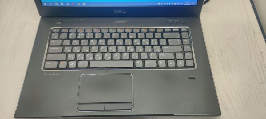 Ноутбук Dell Vostro 3550 / 15.6" (1366x768) TN / Intel Core i5-2520M (2 (4) ядра по 2.5 - 3.2 GHz) / 8 GB DDR3 / 500 GB HDD / AMD Radeon HD 6630M, 1 GB DDR3, 128-bit / WebCam / АКБ не тримає 