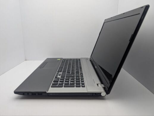 Ноутбук Acer Aspire V3-771G / 17.3" (1600x900) TN / Intel Core i7-2620M (2 (4) ядра по 2.7 - 3.4 GHz) / 8 GB DDR3 / 60 GB SSD + 1000 GB HDD / nVidia GeForce 710M, 2 GB GDDR3, 64-bit / WebCam / DVD-ROM