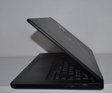 Ігровий ноутбук Dell Latitude 5480 / 14" (1920x1080) TN / Intel Core i7-7600U (2 (4) ядра по 2.8 - 3.9 GHz) / 8 GB DDR4 / 256 GB SSD / nVidia GeForce 930MX, 2 GB GDDR3, 64-bit / WebCam / Card Reader