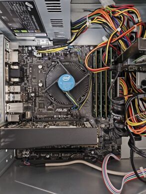 Комп'ютер Hyundai iTMC Tower / Intel Core i5-7500 (4 ядра по 3.4 - 3.8 GHz) / 16 GB DDR4 / 128 GB SSD + 300 GB HDD / nVidia GeForce GTX 745, 2 GB GDDR3, 128-bit