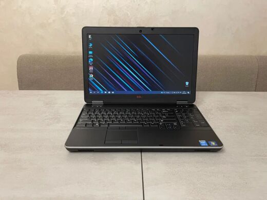 Мобильная рабочая станция Dell Precision M2800 / 15.6" (1366x768) TN / Intel Core i5-4210M (2 (4) ядра по 2.6 - 3.2 GHz) / 8 GB DDR3 / 256 GB SSD / AMD FirePro W4170M, 2 GB DDR5, 128-bit / DVD-ROM / WebCam
