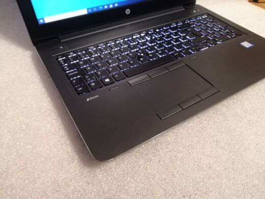 Мобильная рабочая станция HP Zbook 15 G4 / 15.6'' (1920x1080) TN / Intel Core i7-7700HQ (4 (8) ядра по 2.8 - 3.8 GHz) / 16 GB DDR4 / 256 GB SSD M.2 / AMD Radeon Pro WX 4150, 4 GB GDDR5, 128-bit / WebCam / DVD-ROM