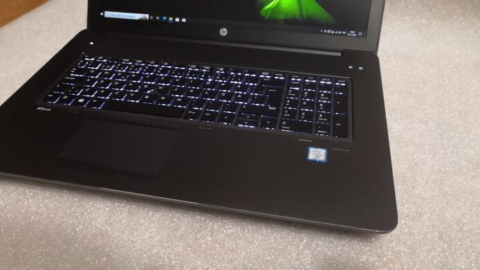 Мобільна робоча станція HP ZBook 17 G4 / 17.3" (1920x1080) IPS / Intel Core i7-7820HQ (4 (8) ядра по 2.9 - 3.9 GHz) / 16 GB DDR4 / 512 GB SSD / nVidia Quadro P3000, 6 GB GDDR5, 192-bit / WebCam / HDMI 