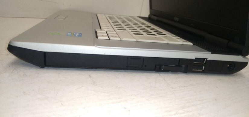 Ноутбук Fujitsu Lifebook E751 / 15.6" (1366x768) TN / Intel Core i5-2450M (2 (4) ядра по 2.5 - 3.1 GHz) / 4 GB DDR3 / 320 GB HDD / Intel HD Graphics 3000 / WebCam / Без АКБ