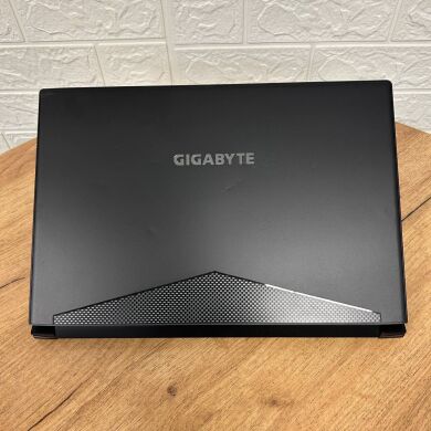 Игровой ультрабук Б-класс Gigabyte Aero 15 / 15.6" (1920x1080) IPS / Intel Core i7-7700HQ (4 (8) ядра по 2.8 - 3.8 GHz) / 16 GB DDR4 / 512 GB SSD / nVidia GeForce GTX 1070, 8 GB GDDR5, 256-bit / WebCam