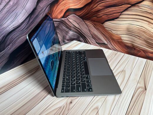 Ультрабук Б-клас Apple MacBook Air 13 2020 A2337 / 13.3" (2560x1600) IPS / Apple M1 (8 ядер по 2.1 - 3.2 GHz) / 16 GB DDR4 / 256 GB SSD / Apple M1 Graphics / WebCam / MacOS Ультрабук Б-клас Apple MacBook Air 13 2020 A2337 / 13.3" (2560x1600) IPS / Apple M1 (8 ядер по 2.1 - 3.2 GHz) / 16 GB DDR4 / 256 GB SSD / Apple M1 Graphics / WebCam / MacOS