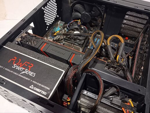 Ігровий ПК QUBE QB43M Tower / AMD FX-6300 (6 ядер по 3.5 - 4.1 GHz) / 16 GB DDR3 / 120 GB SSD + 500 GB HDD / AMD Radeon R9 290, 4 GB GDDR5, 512-bit / 650W
