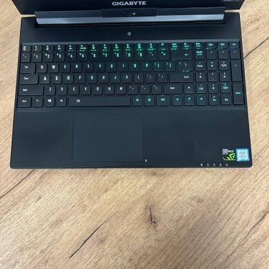 Игровой ультрабук Б-класс Gigabyte Aero 15 / 15.6" (1920x1080) IPS / Intel Core i7-7700HQ (4 (8) ядра по 2.8 - 3.8 GHz) / 16 GB DDR4 / 512 GB SSD / nVidia GeForce GTX 1070, 8 GB GDDR5, 256-bit / WebCam