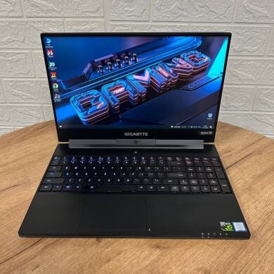 Игровой ультрабук Б-класс Gigabyte Aero 15 / 15.6" (1920x1080) IPS / Intel Core i7-7700HQ (4 (8) ядра по 2.8 - 3.8 GHz) / 16 GB DDR4 / 512 GB SSD / nVidia GeForce GTX 1070, 8 GB GDDR5, 256-bit / WebCam