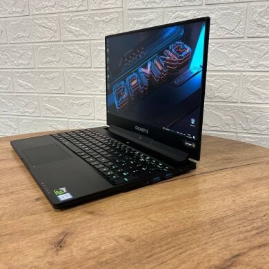 Игровой ультрабук Б-класс Gigabyte Aero 15 / 15.6" (1920x1080) IPS / Intel Core i7-7700HQ (4 (8) ядра по 2.8 - 3.8 GHz) / 16 GB DDR4 / 512 GB SSD / nVidia GeForce GTX 1070, 8 GB GDDR5, 256-bit / WebCam