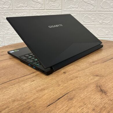 Игровой ультрабук Б-класс Gigabyte Aero 15 / 15.6" (1920x1080) IPS / Intel Core i7-7700HQ (4 (8) ядра по 2.8 - 3.8 GHz) / 16 GB DDR4 / 512 GB SSD / nVidia GeForce GTX 1070, 8 GB GDDR5, 256-bit / WebCam