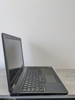 Игровой ноутбук Б-класс Dell Latitude E5570 / 15.6" (1920х1080) TN LED / Intel Core i7-6820HQ (4 (8) ядра по 2.7 - 3.6 GHz) / 16 GB DDR4 / 512 GB SSD / AMD Radeon R7 M370 2 GB, GDDR5, 128-bit  / WebCam / USB 3.0 / АКБ не держит 