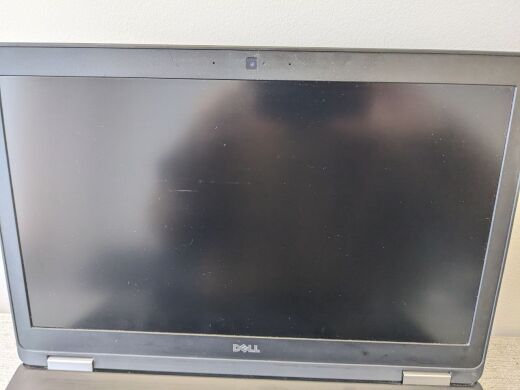 Игровой ноутбук Б-класс Dell Latitude E5570 / 15.6" (1920х1080) TN LED / Intel Core i7-6820HQ (4 (8) ядра по 2.7 - 3.6 GHz) / 16 GB DDR4 / 512 GB SSD / AMD Radeon R7 M370 2 GB, GDDR5, 128-bit  / WebCam / USB 3.0 / АКБ не держит 