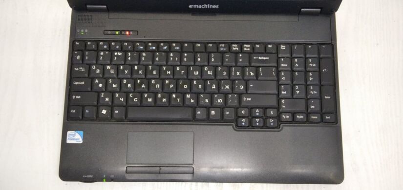 Ноутбук Acer eMachines E728 / 15.6" (1366x768) TN / Intel Pentium T4500 (2 ядра по 2.3 GHz) / 4 GB DDR3 / 200 GB HDD / Intel GMA 4500M Graphics / WebCam