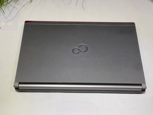 Ноутбук Fujitsu LifeBook E734 / 13.3" (1366x768) TN / Intel Core i5-4200M (2 (4) ядра по 2.5 - 3.1GHz) / 8 GB DDR3 / 240 GB SSD / Intel HD Graphics 4600 / WebCam
