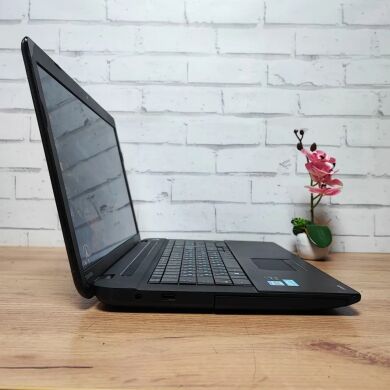 Ноутбук Toshiba Satellite C70-A-10H / 17.3" (1600x900) TN / Intel Core i5-3230M (2 (4) ядра по 2.6 - 3.2 GHz) / 8 GB DDR3 / 128 GB SSD / Intel HD Graphics 4000 / WebCam / DVD-ROM