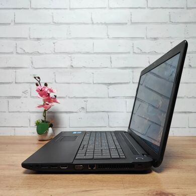 Ноутбук Toshiba Satellite C70-A-10H / 17.3" (1600x900) TN / Intel Core i5-3230M (2 (4) ядра по 2.6 - 3.2 GHz) / 8 GB DDR3 / 128 GB SSD / Intel HD Graphics 4000 / WebCam / DVD-ROM