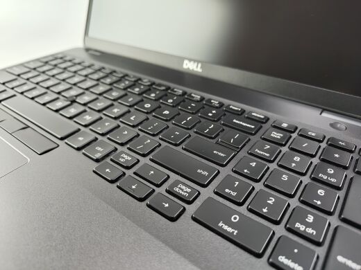 Мобільна робоча станція Dell Precision 3541 / 15.6" (1920x1080) IPS / Intel Core i5-9400H (4 (8) ядра по 2.5 - 4.3 GHz) / 16 GB DDR4 / 240 GB SSD M.2 / nVidia Quadro P620, 4 GB GDDR5, 128-bit / WebCam