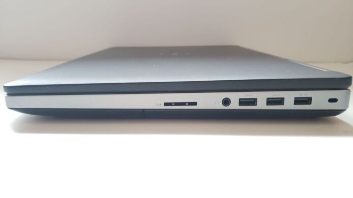 Мобільна робоча станція Dell Precision 7510 / 15.6" (1920x1080) IPS Touch / Intel Core i7-6820HQ (4 (8) ядра по 2.7 - 3.6 GHz) / 32 GB DDR4 / 256 GB SSD M.2 + 500 GB HDD / AMD FirePro W5170M, 2 GB GDDR5, 128-bit / WebCam