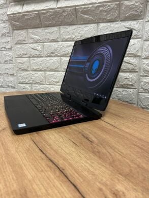 Ігровий ноутбук Dell Alienware m15 / 15.6" (1920x1080) IPS / Intel Core i7-8750H (6 (12) ядер по 2.2 - 4.1 GHz) / 16 GB DDR4 / 512 GB SSD / nVidia GeForce GTX 1070 Max-Q, 8 GB GDDR5, 256-bit / WebCam