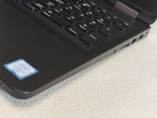 Ноутбук Dell Latitude E5570 / 15.6" (1920x1080) IPS / Intel Core i7-6820HQ (4 (8) ядра по 2.7 - 3.6 GHz) / 8 GB DDR4 / 256 GB SSD / AMD Radeon R7 M370, 2 GB GDDR5, 128-bit / WebCam Ноутбук Dell Latitude E5570 / 15.6" (1920x1080) IPS / Intel Core i7-6820HQ (4 (8) ядра по 2.7 - 3.6 GHz) / 8 GB DDR4 / 256 GB SSD / AMD Radeon R7 M370, 2 GB GDDR5, 128-bit / WebCam
