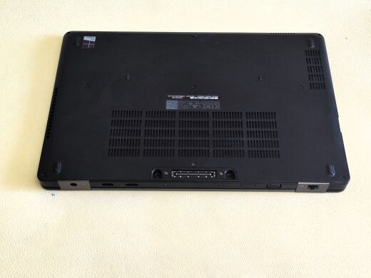 Ноутбук Dell Latitude E5570 / 15.6" (1920x1080) IPS / Intel Core i7-6820HQ (4 (8) ядра по 2.7 - 3.6 GHz) / 8 GB DDR4 / 256 GB SSD / AMD Radeon R7 M370, 2 GB GDDR5, 128-bit / WebCam Ноутбук Dell Latitude E5570 / 15.6" (1920x1080) IPS / Intel Core i7-6820HQ (4 (8) ядра по 2.7 - 3.6 GHz) / 8 GB DDR4 / 256 GB SSD / AMD Radeon R7 M370, 2 GB GDDR5, 128-bit / WebCam