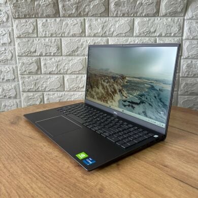 Игровой ультрабук Dell Vostro 5502 / 15.6" (1920x1080) IPS / Intel Core i7-1165G7 (4 (8) ядра по 2.8 - 4.7 GHz) / 16 GB DDR4 / 512 GB SSD / nVidia GeForce MX330, 2 GB GDDR5, 64-bit / WebCam